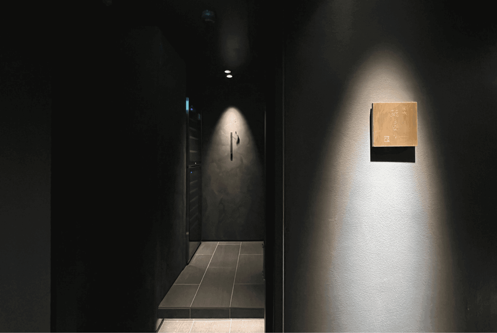 無垢のカウンターを「アイコニック」に浮かび上がらせた立喰鮨店