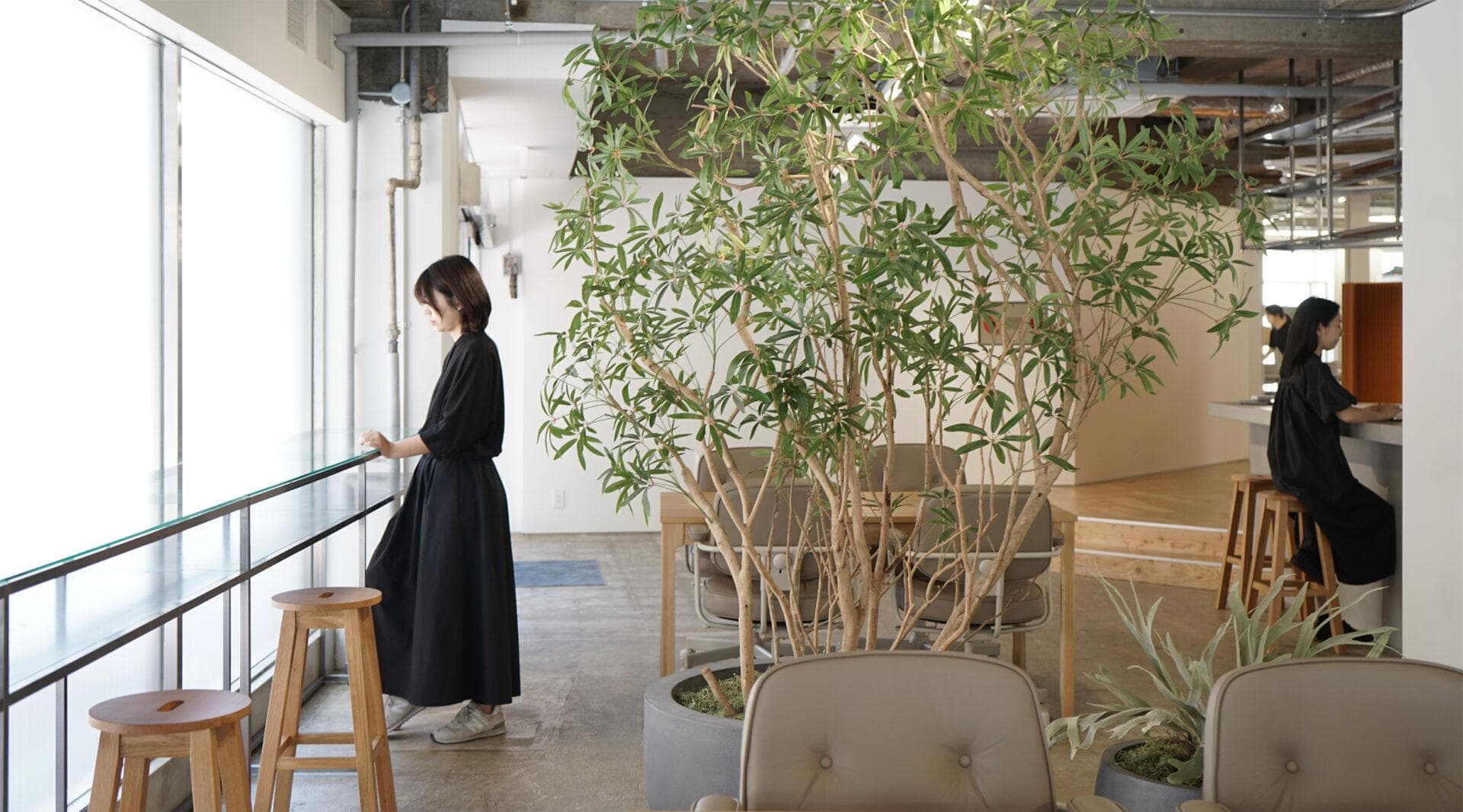 街並みに溶け込みながら、淡い光に包まれるアパレル企業のオフィスデザイン