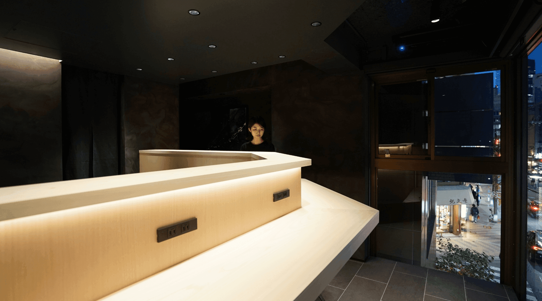 無垢のカウンターを「アイコニック」に浮かび上がらせた立喰鮨店